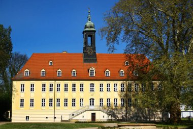 Schloss Elsterwerda, Barok mimarisi ve saat kulesi ile açık mavi gökyüzü altında Elsterwerda, güney Brandenburg, Almanya