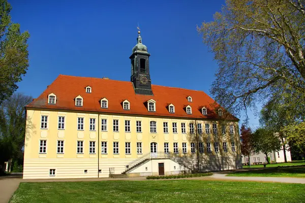 Schloss Elsterwerda, Barok mimarisi ve saat kulesi ile açık mavi gökyüzü altında Elsterwerda, güney Brandenburg, Alman