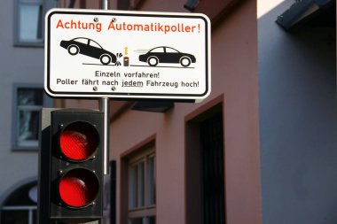 Goettingen, Almanya - 9 Mart 2025: Goettingen, Aşağı Saksonya 'da otomatik kırmızı ışıklarla ilgili Almanca uyarı işareti