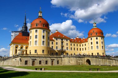 Almanya, Saksonya 'da mavi gökyüzünün altında Moritzburg kalesi