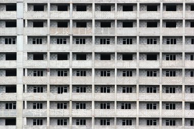 Tekrarlanan pencere desenli tamamlanmamış beton apartman