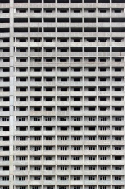 Tekrarlanan pencere desenli tamamlanmamış beton apartman