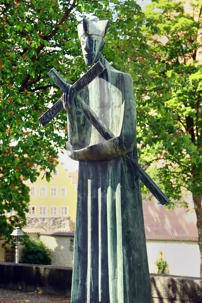 Amberg, Almanya - 31 Mayıs 2025: Nepomuk 'lu Aziz John' un Amberg, Bavyera 'daki bir köprüde haçı bulunan bronz heykeli