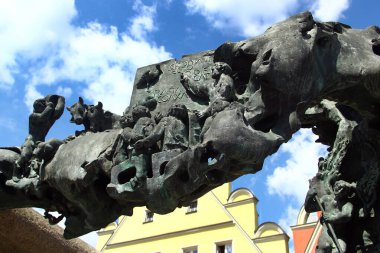 Weiden in der Oberpfalz, Almanya - 31 Mayıs 2025: Gusenter Mauermann 'ın granit, bronz ve su örtülü çeşmesi, yerel tarih ve Oberpfalz geleneklerinden sahneler ve figürler.