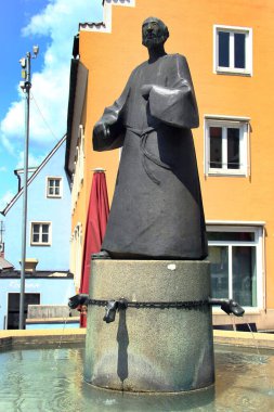 Schwandorf, Almanya - 31 Mayıs 2025: Schwandorf, Bavyera şehir merkezindeki Moenchsbrunnen çeşme heykeli