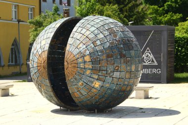 Amberg, Almanya - 31 Mayıs 2025: Buergerskulptur, Amberg, Bavyera 'daki sivil birlik ve çeşitliliği sembolize eden dünya şeklinde bronz bir heykel