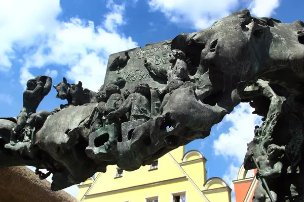 Weiden in der Oberpfalz, Almanya - 31 Mayıs 2025: Gusenter Mauermann 'ın granit, bronz ve su örtülü çeşmesi, yerel tarih ve Oberpfalz geleneklerinden sahneler ve figürler.