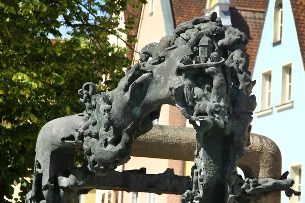 Weiden in der Oberpfalz, Almanya - 31 Mayıs 2025: Gusenter Mauermann 'ın granit, bronz ve su örtülü çeşmesi, yerel tarih ve Oberpfalz geleneklerinden sahneler ve figürler.
