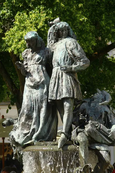 Amberg, Almanya - 31 Mayıs 2025: Bavyera 'nın Amberg kentindeki Pazar Meydanı' nda geleneksel bir çifti resmeden düğün çeşmesi