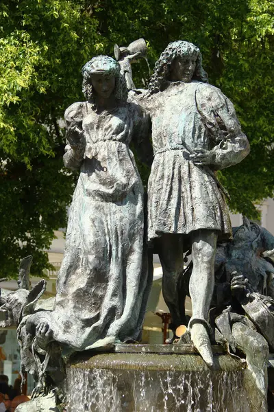 Amberg, Almanya - 31 Mayıs 2025: Bavyera 'nın Amberg kentindeki Pazar Meydanı' nda geleneksel bir çifti resmeden düğün çeşmesi