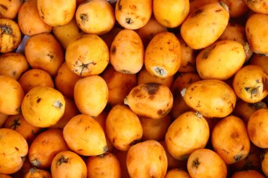 Canlı bir portakal kümesinde taze taze taze hasadı ve doğal lekeler.