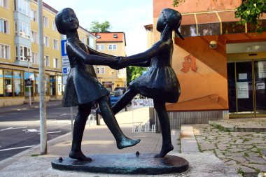 Jena, Almanya - 22 Haziran 2025: Ursula Schneider-Schulz tarafından yapılan bronz heykel Dansçı Kızlar, veya Tanzende Maedchen,