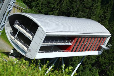 Klingenthal, Almanya - 28 Haziran 2025: Vogtland Arena, Klingenthal, Saksonya 'da yaz plastiği paspaslı bir kayak pisti. Sergide Dünya Kupası tepeleri arasında en modern mimarilerden bazıları yer alıyor..