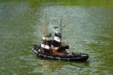 Zwota, Almanya - 28 Haziran 2025: Saksonya 'daki Walfischteich' te düzenlenen 2025 Vogtland Kaptanları etkinliği sırasında model römorkör sergileniyor