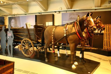 Oelsnitz, Almanya - 13 Temmuz 2025: Erzgebirge 'deki eski Karl Liebknecht kömür madeninde Kohlenwelt madencilik müzesi. Tarihi kömür kuyusu, sarmal kule ve yeni etkileşimli sergi
