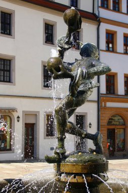 Torgau, Almanya - 27 Nisan 2025: Saksonya 'nın Torgau kentindeki tarihi pazar meydanındaki çeşmede soytarı heykeli