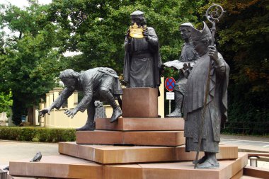 Quedlinburg, Almanya - 20 Temmuz 2025: Sakson dükü Henry 'nin heykeli ve ilk Alman kralı, kraliyet seçimleri ve Osmanlı hanedanının kuruluşu sırasında kuşları yakalarken gösterildi..