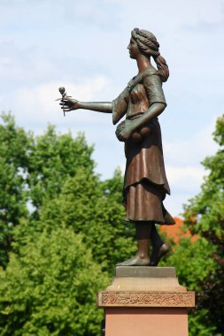 Quedlinburg, Almanya - 20 Temmuz 2025: Saksonya-Anhalt, Almanya 'da Harz dağlarının kuzeyinde yer alan Quedlinburg ana tren istasyonunun önündeki Flora heykeli.