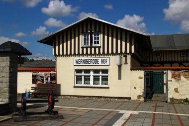 Wernigerode, Almanya - 19 Temmuz 2025: Harz Narrow Gauge Demiryolları Wernigerode istasyonu, Almanya 'nın orta kesimindeki Harz dağlarında 1 metrelik bir demiryolu ağı işleten bir demiryolu şirketi..