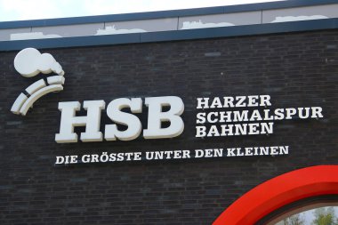 Wernigerode, Almanya - 19 Temmuz 2025: HSB, veya Harz Narrow Gauge Railways, Almanya 'nın orta kesimindeki Harz dağlarında 1 metrelik bir demiryolu ağı işleten bir demiryolu şirketi..
