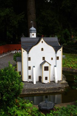 Oederan, Almanya - 3 Ağustos 2025: Klein-Erzgebirge 'deki Moritzburg Şatosu, dünyanın en eski minyatür parklarından biri, Ore Dağları bölgesinden 200' den fazla modele sahip.