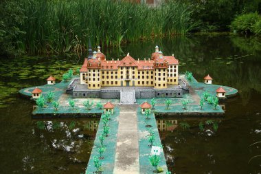 Oederan, Almanya - 3 Ağustos 2025: Klein-Erzgebirge 'deki Moritzburg Şatosu, dünyanın en eski minyatür parklarından biri, Ore Dağları bölgesinden 200' den fazla modele sahip.