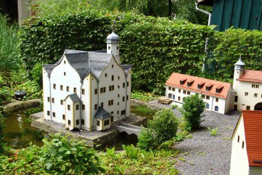 Oederan, Almanya - 3 Ağustos 2025: Klein-Erzgebirge 'deki Moritzburg Şatosu, dünyanın en eski minyatür parklarından biri, Ore Dağları bölgesinden 200' den fazla modele sahip.