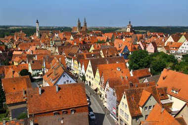 Rothenburg ob der Tauber, Almanya - 10 Ağustos 2025: Ortaçağ çatıları, kilise kuleleri ve tarihi caddeleriyle Rothenburg ob der Tauber 'in panoramik manzarası