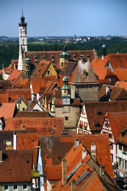 Rothenburg ob der Tauber, Almanya - 10 Ağustos 2025: Ortaçağ çatıları, kilise kuleleri ve tarihi caddeleriyle Rothenburg ob der Tauber 'in panoramik manzarası