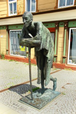 Wernigerode, Almanya - 19 Temmuz 2025: Heykeltıraş Jo Jastram 'ın 2004 yılından kalma bronz düşünür heykeli Die Rast, Wernigerode' un şehir merkezinin manzarasından hoşlanıyor