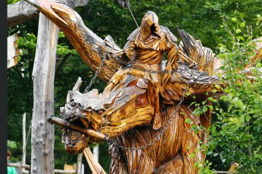 Blockhausen, Almanya - 24 Ağustos 2025: Blockhausen 'de tahta ejderha heykeli, Ore Dağları' nda bir açık hava kültür merkezi ve HuskyCup elektrikli testere dünya şampiyonasının yapılacağı yer.