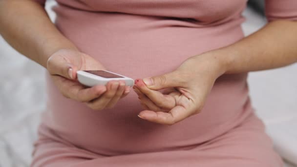 Zblízka Těhotné Ženy Kontrolující Hladinu Cukru Krvi Sama Glukózometrem Doma — Stock video
