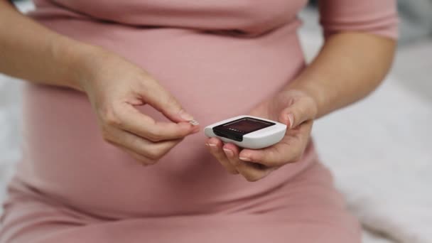 Zbliżenie Kobiety Ciąży Która Sama Sprawdza Poziom Cukru Krwi Pomocą — Wideo stockowe