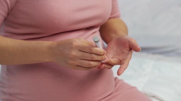 Närbild Gravida Kvinna Kontrollera Blodsockernivån Själv Med Glukosmätare Hemma Graviditetsdiabetes — Stockvideo