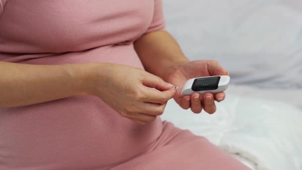 Close Van Zwangere Vrouw Die Zelf Bloedglucosespiegel Controleert Met Glucosemeter — Stockvideo