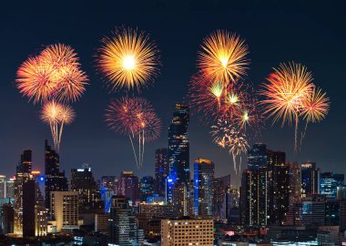 Bangkok, Tayland 'da gece vakti şehir manzaralı binalarda yeni yıl havai fişekleri