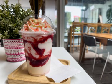 Masada krem şantili çilekli frappe.