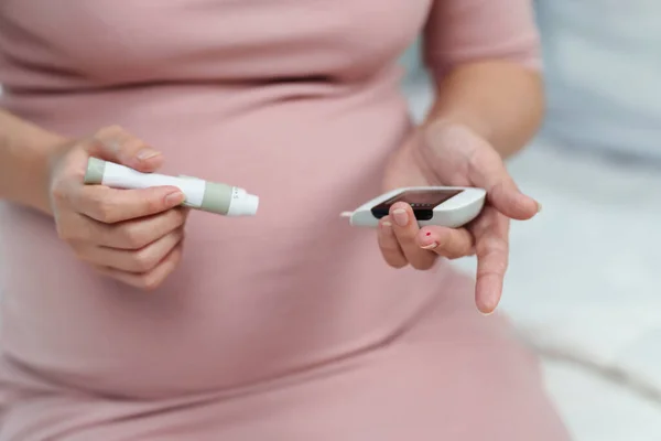 Primer Plano Mujer Embarazada Sosteniendo Glucómetro Comprobando Nivel Azúcar Sangre — Foto de Stock