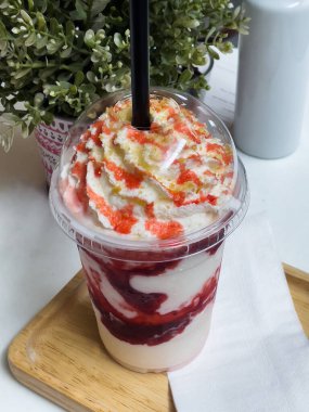 Masada krem şantili çilekli frappe.