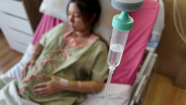 Druppel Zoutoplossing Het Ziekenhuis Met Zwangere Vrouw Heeft Een Maagpijn — Stockvideo