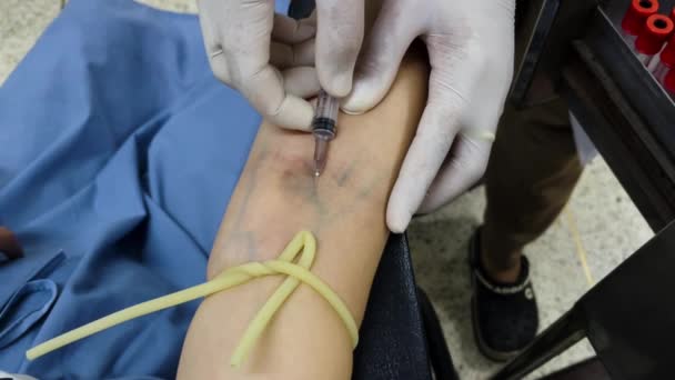 Doktorun Hemşirenin Boş Bir Şişeyle Kol Damarından Kan Örneği Alması — Stok video
