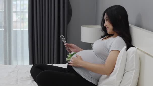 Gelukkig Zwanger Vrouw Zoek Echografie Foto Van Baby Een Bed — Stockvideo