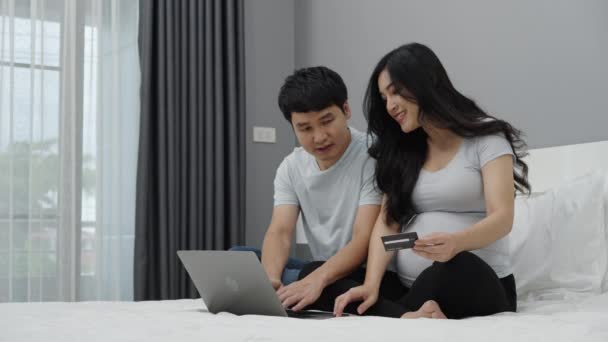Zwanger Stel Winkelen Online Met Creditcard Laptop Computer Een Bed — Stockvideo