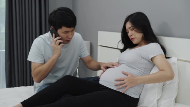 Terhes Nőnek Fáj Gyomra Miközben Férje Mobilon Beszél Hogy Segítsen — Stock videók