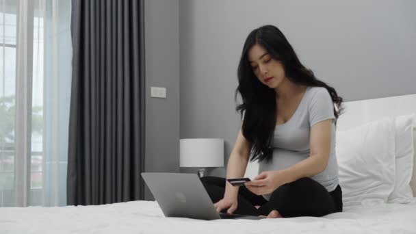 Pregnant Woman Shopping Online Credit Card Laptop Computer Bed — Stock Video