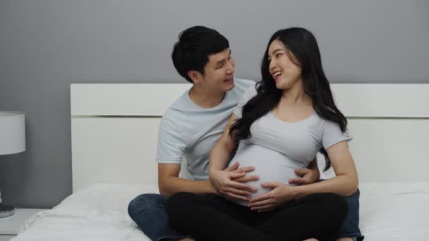 Pareja Casada Está Esperando Bebé Hombre Abraza Esposa Embarazada Una — Vídeos de Stock