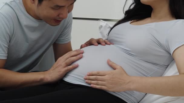 Esposo Besándose Con Vientre Esposa Embarazada — Vídeos de Stock