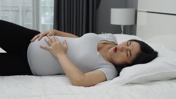 Zwangere Vrouw Heeft Buikpijn Bed — Stockvideo