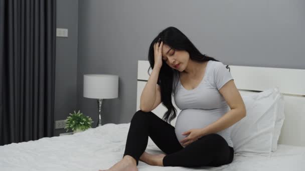 Gestresste Zwangere Vrouw Lijden Hoofdpijn Liggend Bed — Stockvideo