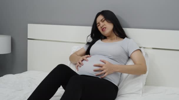 Mujer Embarazada Tiene Dolor Estómago Cama — Vídeos de Stock
